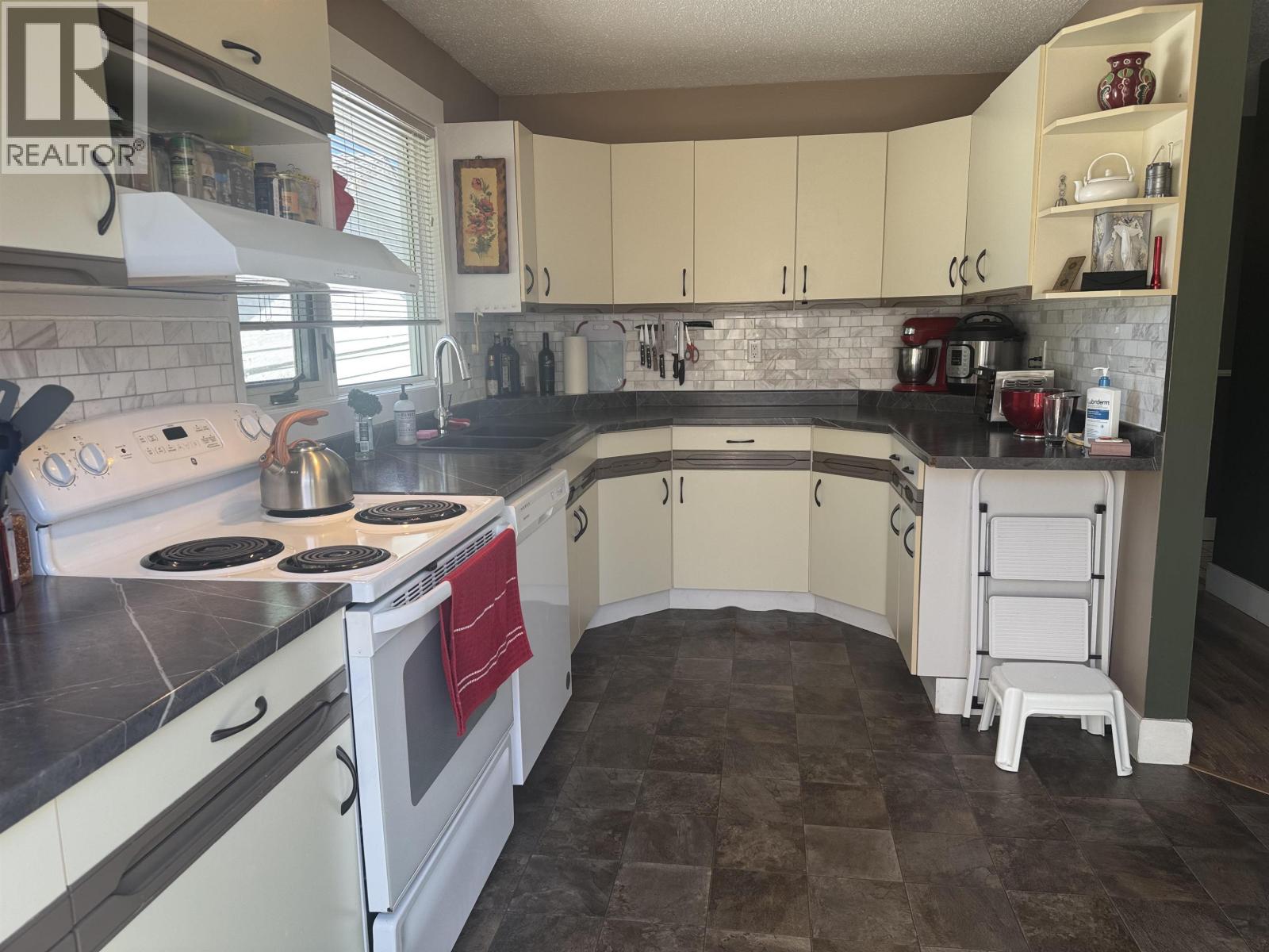 5 Cut Thumb Place, Mackenzie, British Columbia  V0J 2C0 - Photo 3 - R3152946