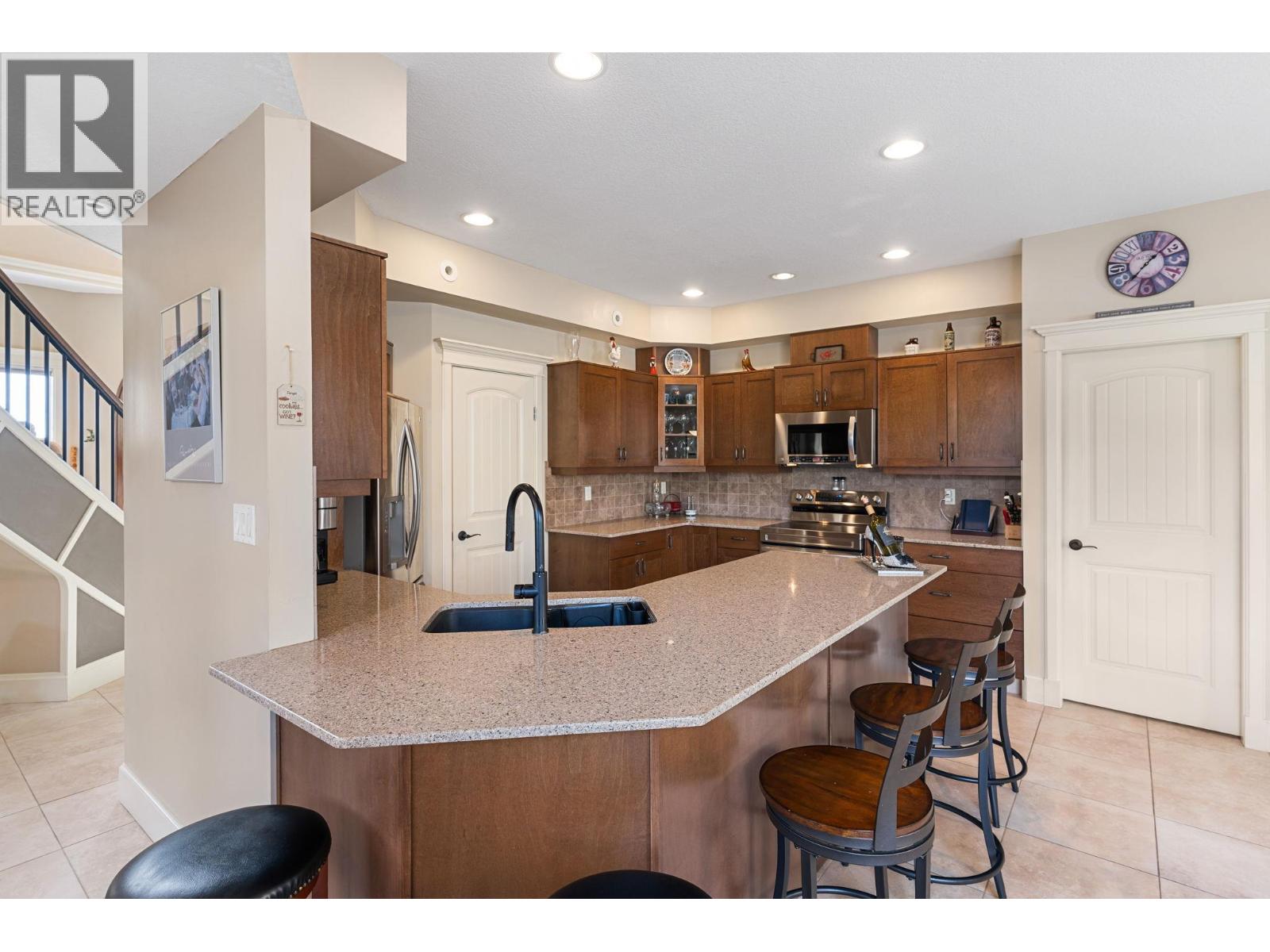 1011 Foothills Court, Vernon, British Columbia  V1B 3Z5 - Photo 6 - 10387000