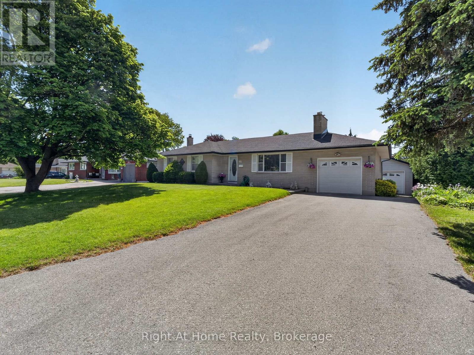 47 Churchill Avenue, Oshawa, Ontario  L1G 3K5 - Photo 2 - E13658478