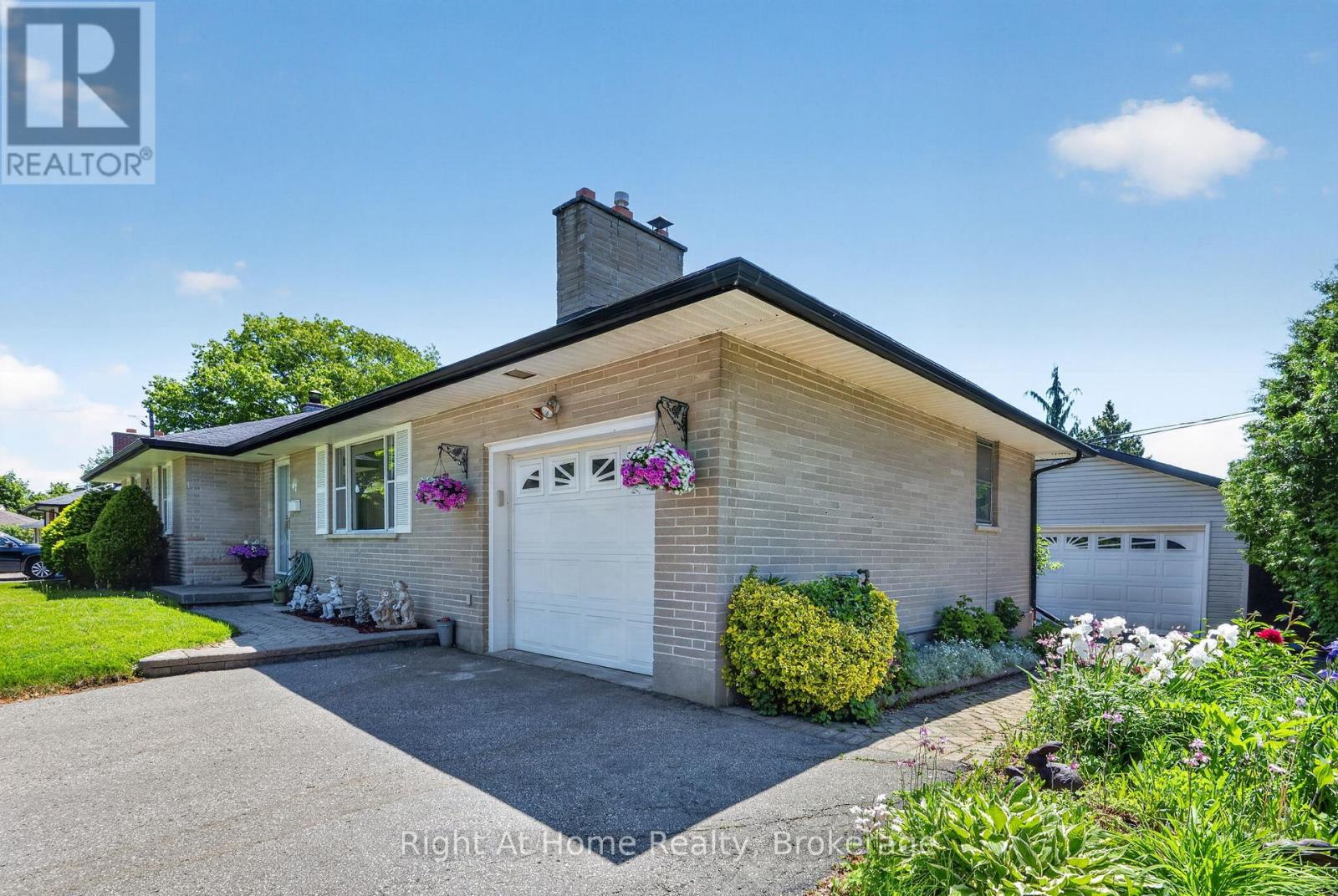 47 Churchill Avenue, Oshawa, Ontario  L1G 3K5 - Photo 3 - E13658478