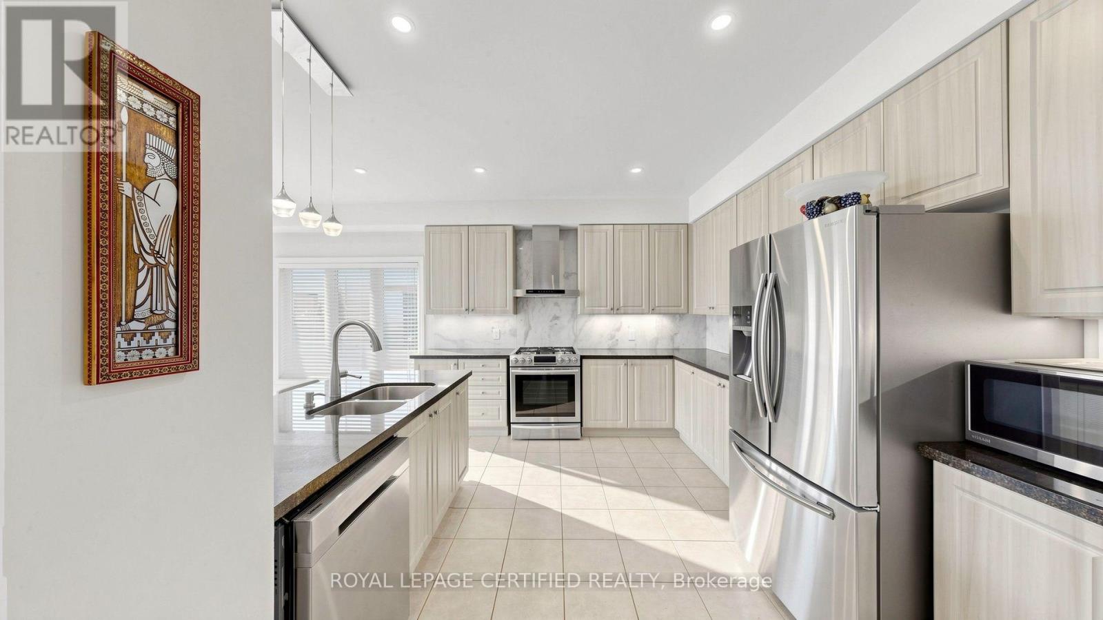 153 Romanelli Crescent, Bradford West Gwillimbury, Ontario  L3Z 0X6 - Photo 15 - N13658530