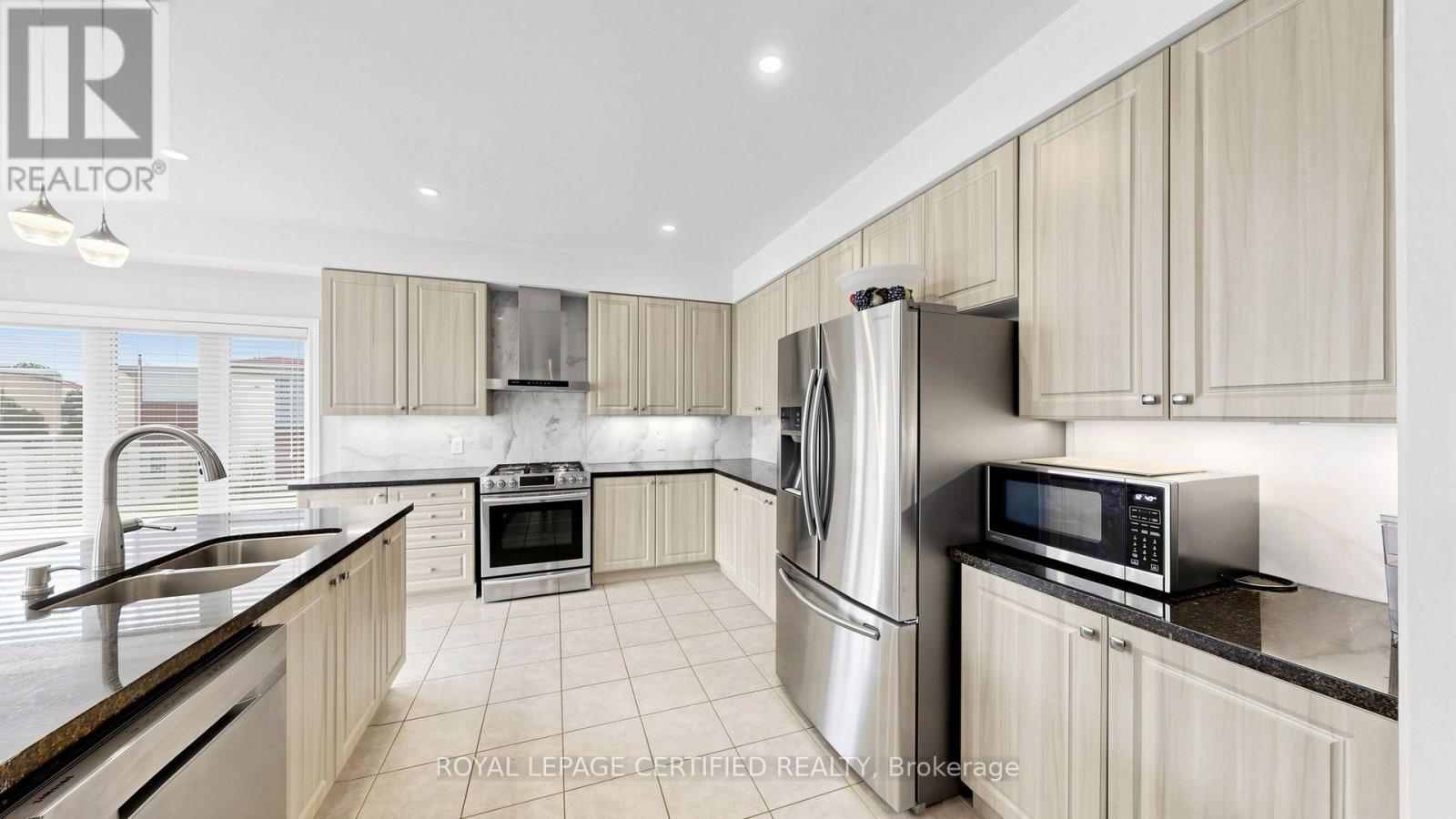 153 Romanelli Crescent, Bradford West Gwillimbury, Ontario  L3Z 0X6 - Photo 16 - N13658530