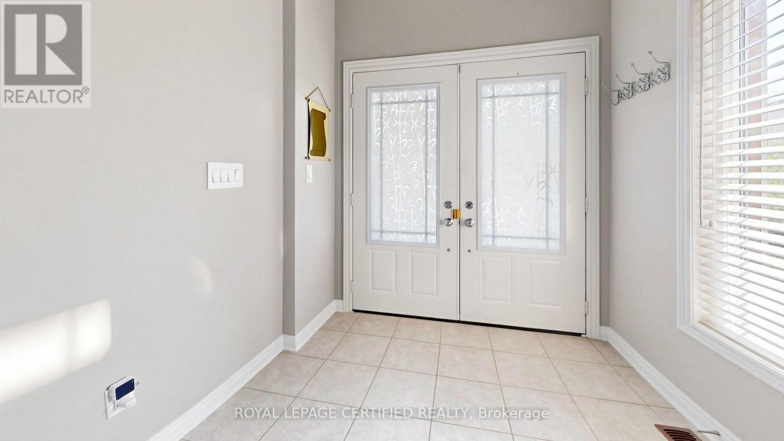 153 Romanelli Crescent, Bradford West Gwillimbury, Ontario  L3Z 0X6 - Photo 4 - N13658530
