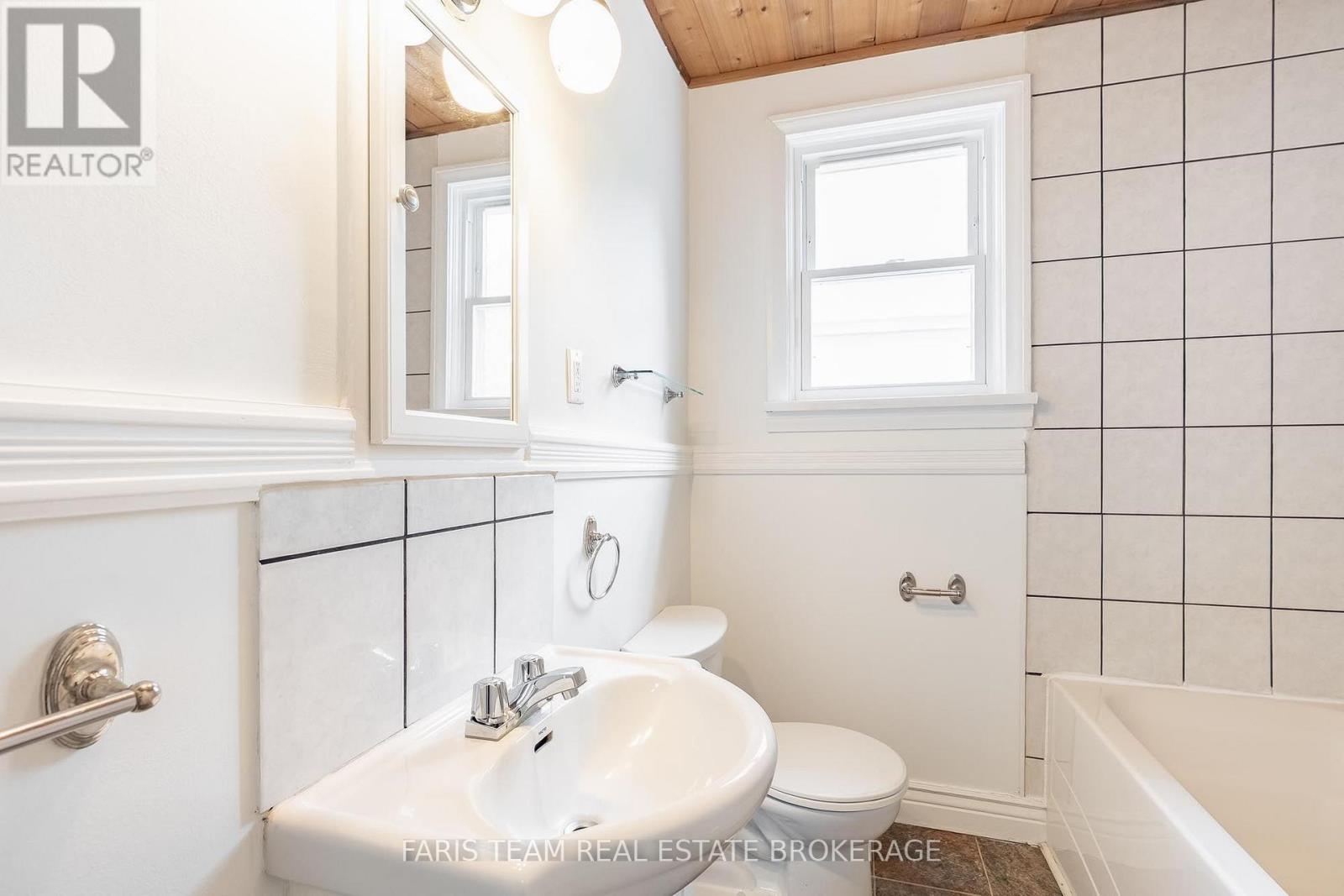 18 Holgate Street, Barrie, Ontario  L4N 2T5 - Photo 18 - S13658500