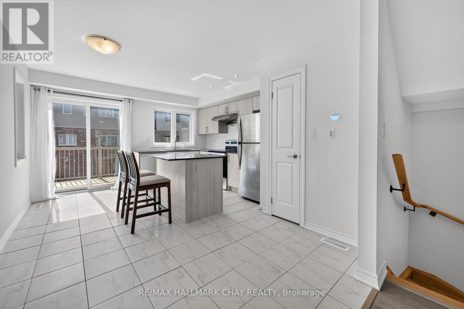 11 Pumpkin Corner Crescent, Barrie, Ontario  L9J 0T5 - Photo 5 - S13658636