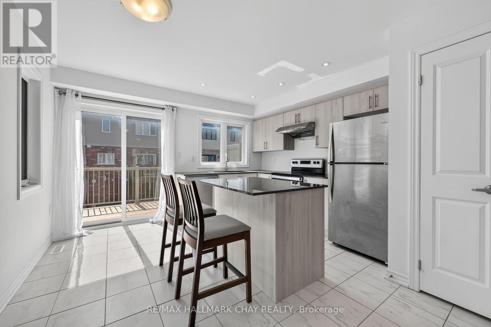 11 Pumpkin Corner Crescent, Barrie, Ontario  L9J 0T5 - Photo 6 - S13658636