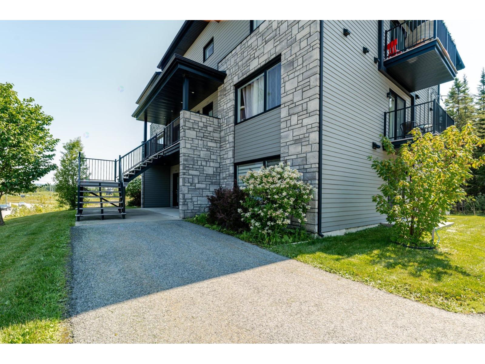 1460 Rue du Bassin|#301 Thetford Mines Quebec Canada G6G0E8 2