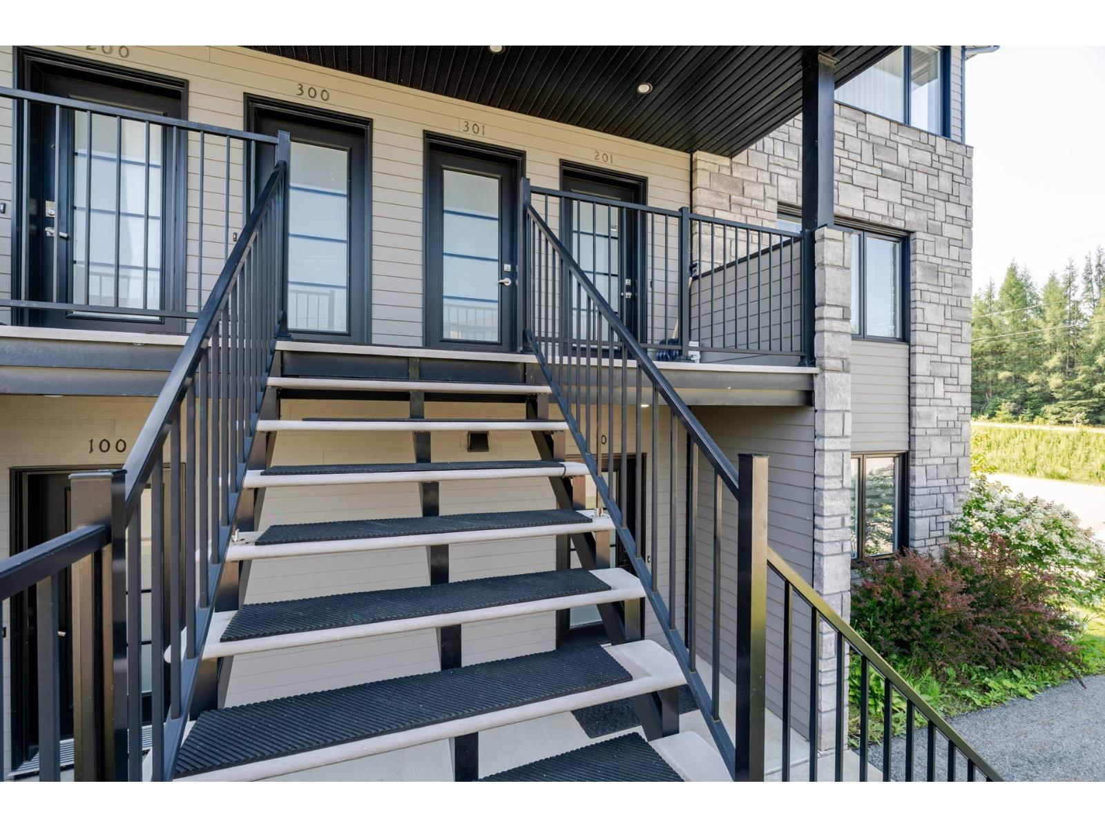 1460 Rue du Bassin|#301 Thetford Mines Quebec Canada G6G0E8 3