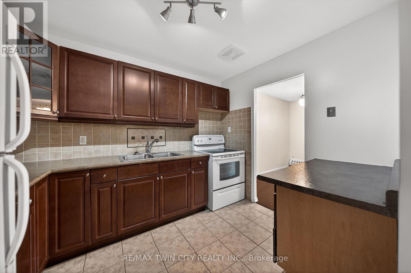 605 - 1100 Courtland Avenue E, Kitchener, Ontario  N2C 2H9 - Photo 15 - X12960798