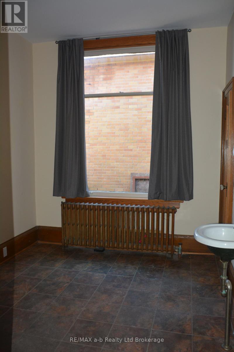 55 King Street W, Ingersoll, Ontario  N5C 2J7 - Photo 14 - X12935266