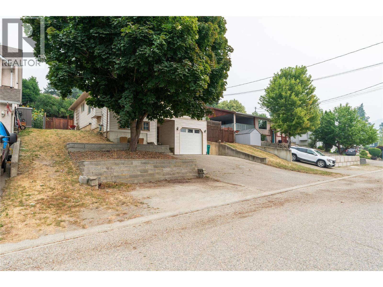 1908 Grandview Avenue, Lumby, British Columbia  V0E 2G0 - Photo 2 - 10397340