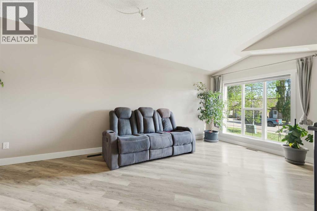 206 Highwood Village Place NW, High River, Alberta  T1V 1V9 - Photo 5 - A2315926