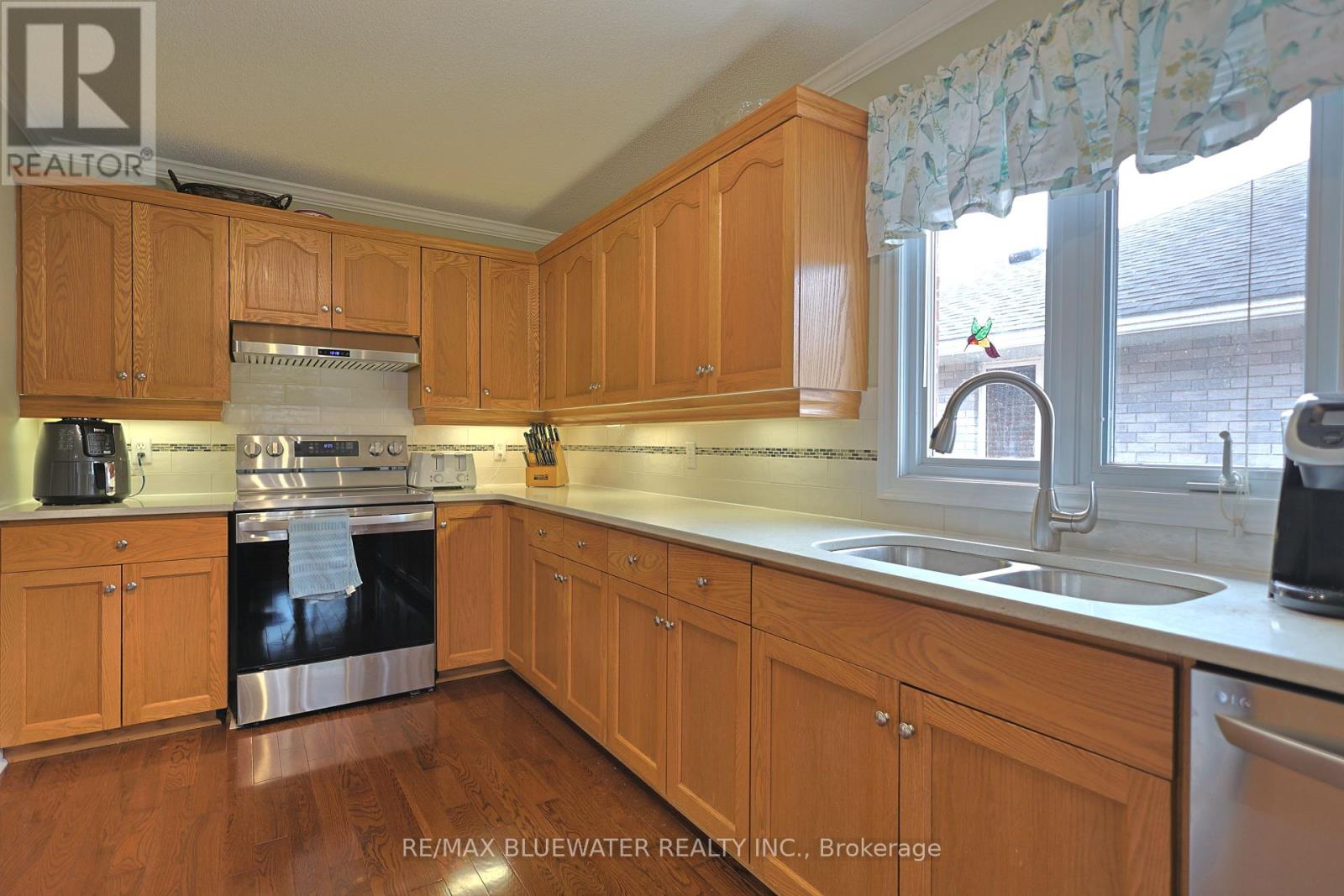 365 Station Street, North Middlesex, Ontario  N0M 2K0 - Photo 4 - X13658766