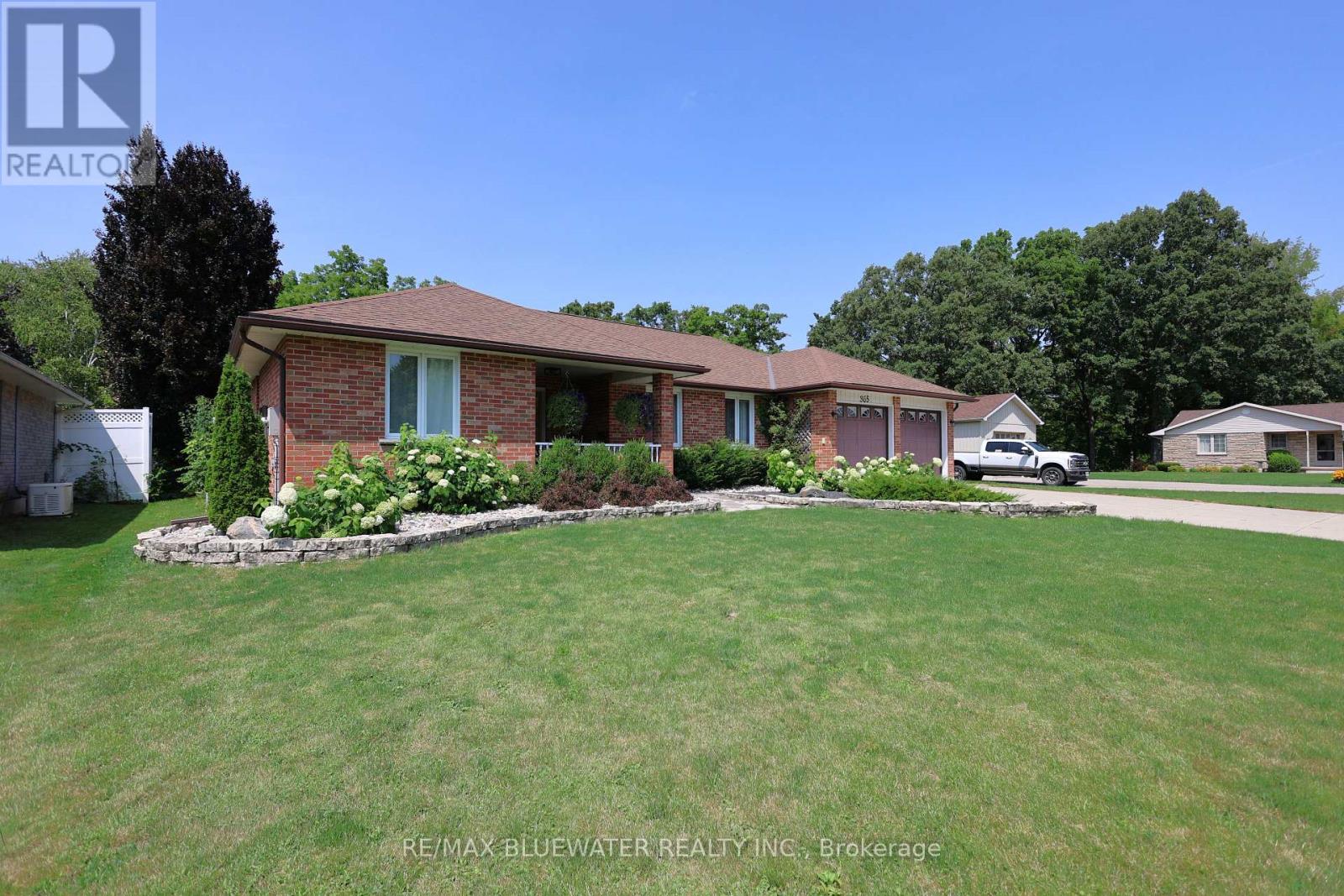 365 Station Street, North Middlesex, Ontario  N0M 2K0 - Photo 7 - X13658766