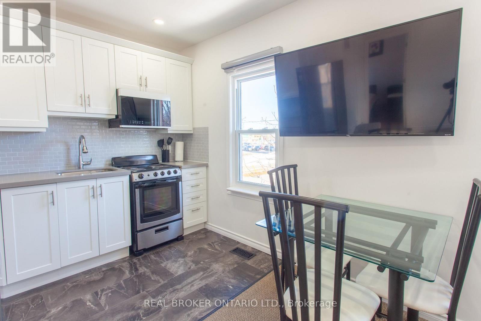 Upper - 231 Front Street S, Orillia, Ontario  L3V 4T1 - Photo 6 - S13658722