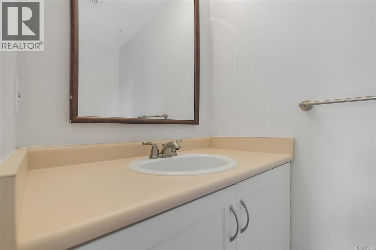 301 1694 Cedar Hill Cross Rd