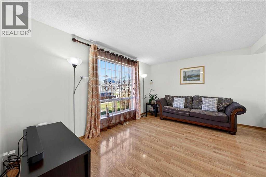 124 Martinwood Court NE, Calgary, Alberta  T3J 3H2 - Photo 3 - A2309394