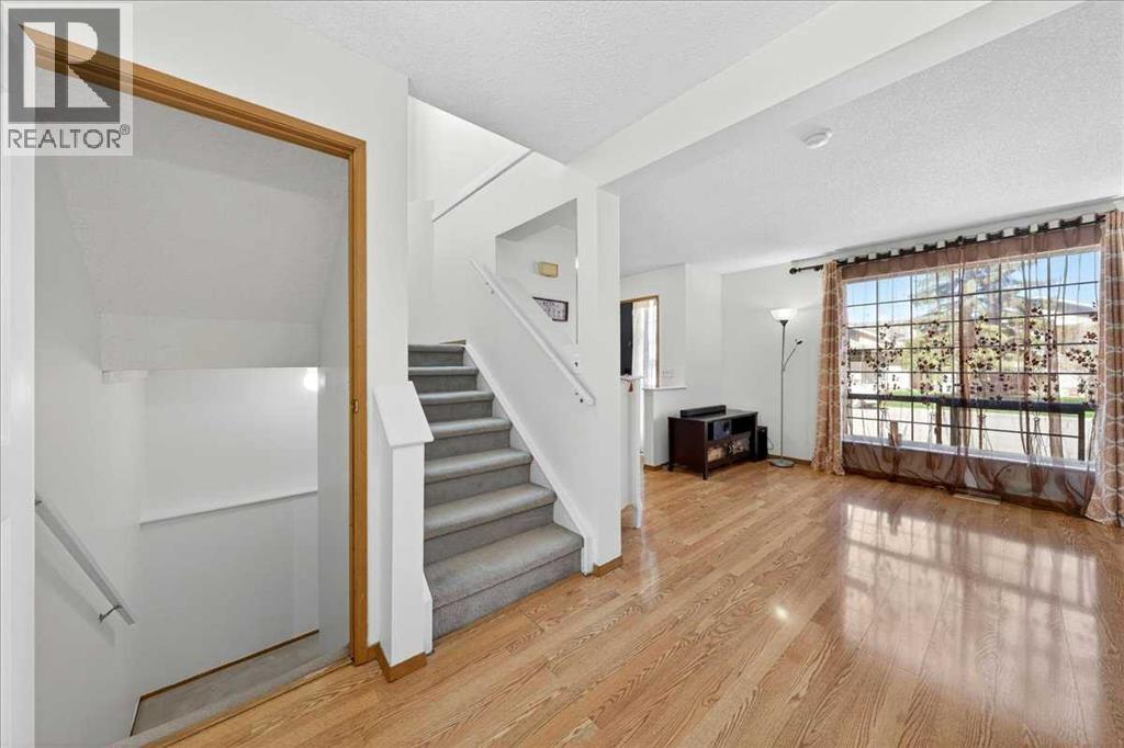 124 Martinwood Court NE, Calgary, Alberta  T3J 3H2 - Photo 6 - A2309394