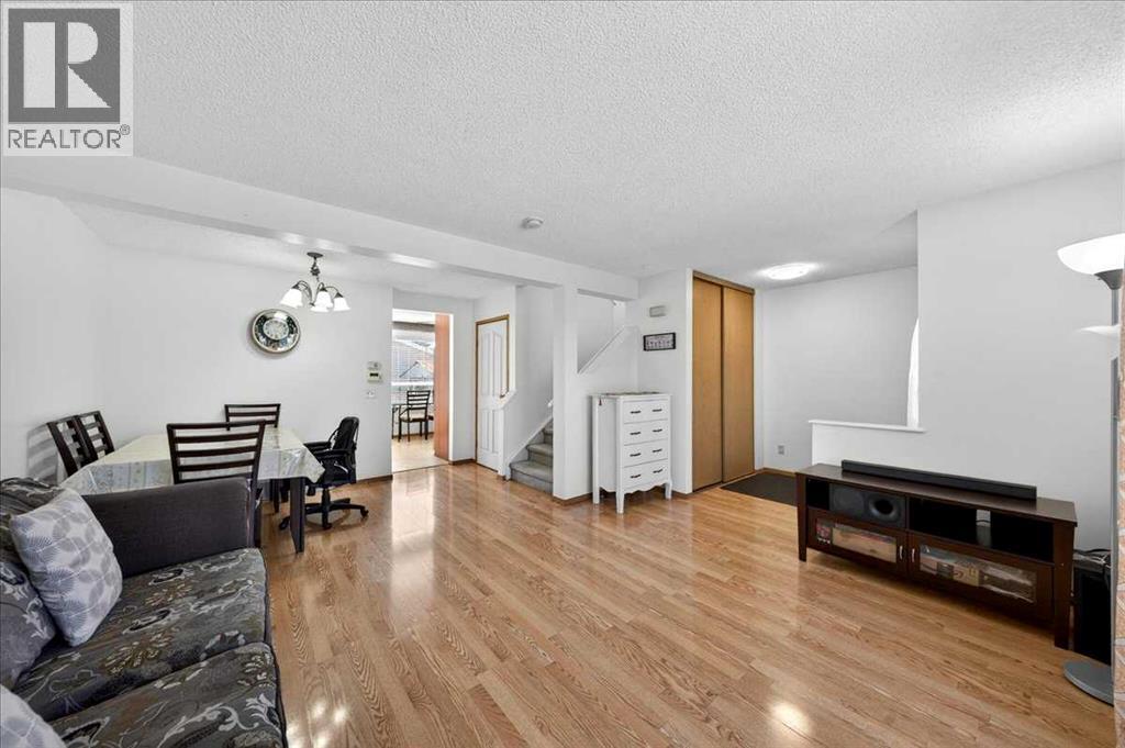 124 Martinwood Court NE, Calgary, Alberta  T3J 3H2 - Photo 4 - A2309394