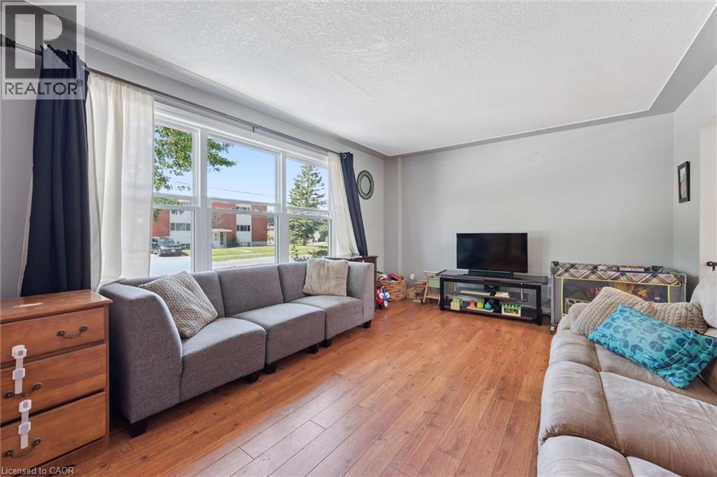 153 Fourth Avenue, Kitchener, Ontario  N2C 1P3 - Photo 4 - 40854392