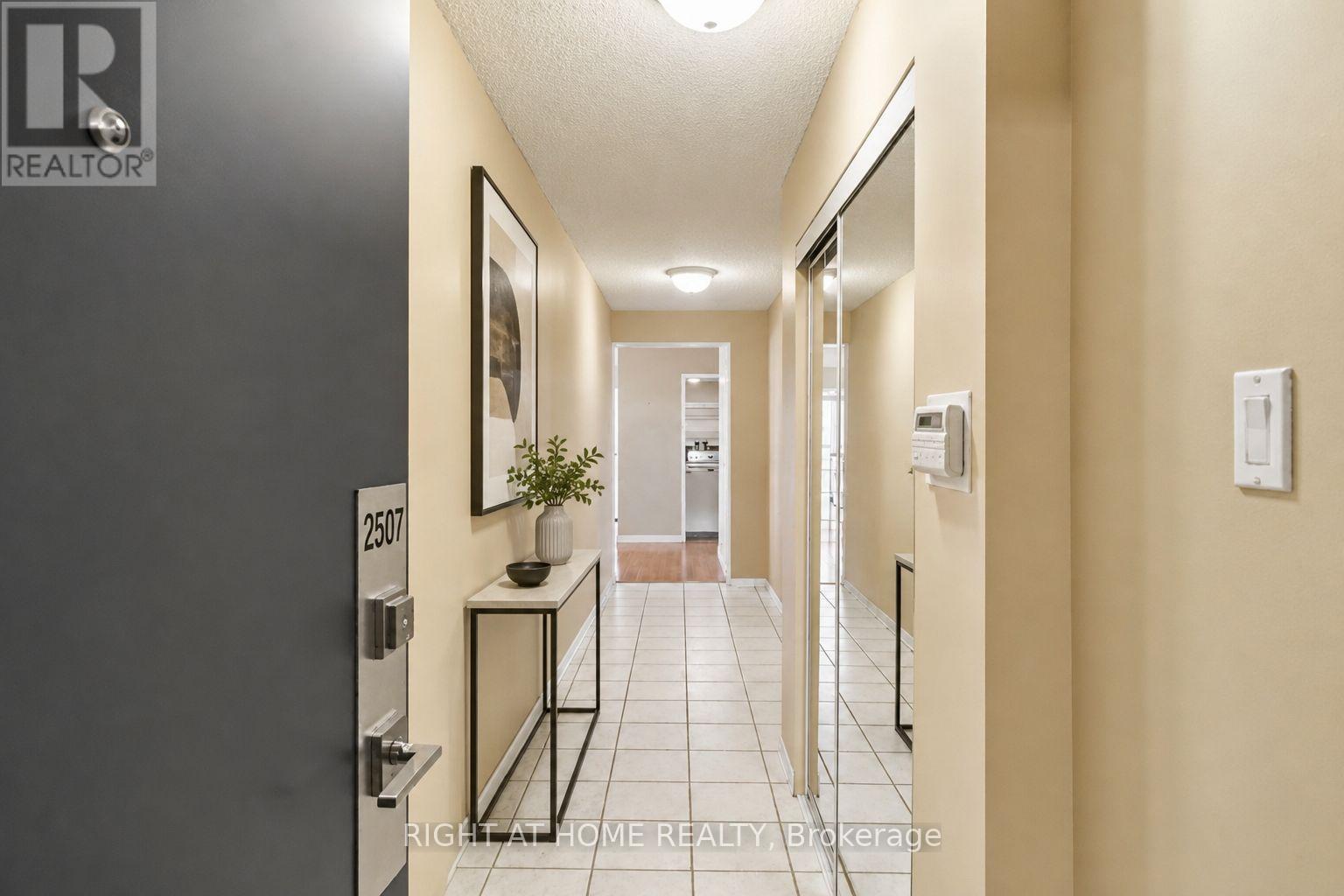 2507 - 3650 Kaneff Crescent, Mississauga, Ontario  L5A 4A1 - Photo 2 - W13578132