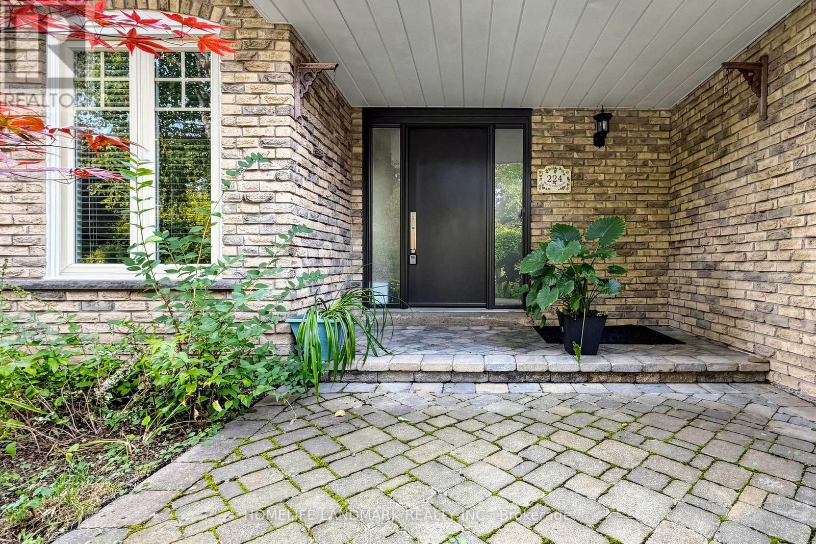 224 Valleyview Court, Oakville, Ontario  L6L 5H8 - Photo 3 - W13658978