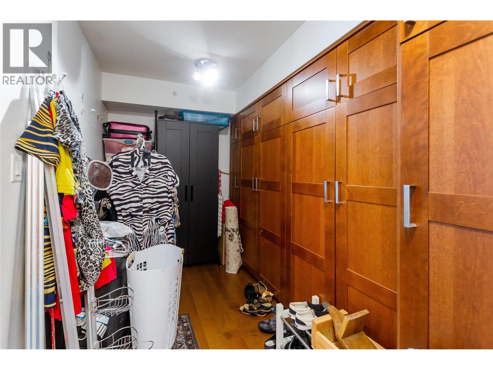 302 188 E Esplanade, North Vancouver, British Columbia  V7L 4Y1 - Photo 3 - R3153566