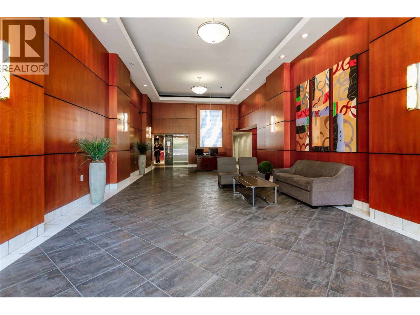 302 188 E Esplanade, North Vancouver, British Columbia  V7L 4Y1 - Photo 2 - R3153566