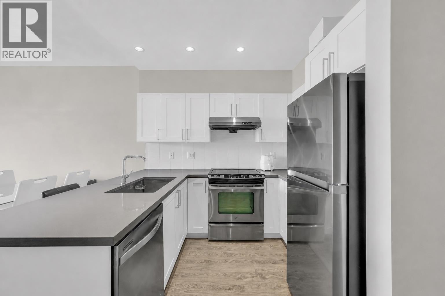 2201 963 Charland Avenue, Coquitlam, British Columbia  V3K 0E2 - Photo 4 - R3154257