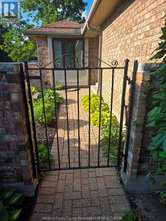 9690 Menard Street, Windsor, Ontario N8P 1G5 - Photo 2 - 26019411