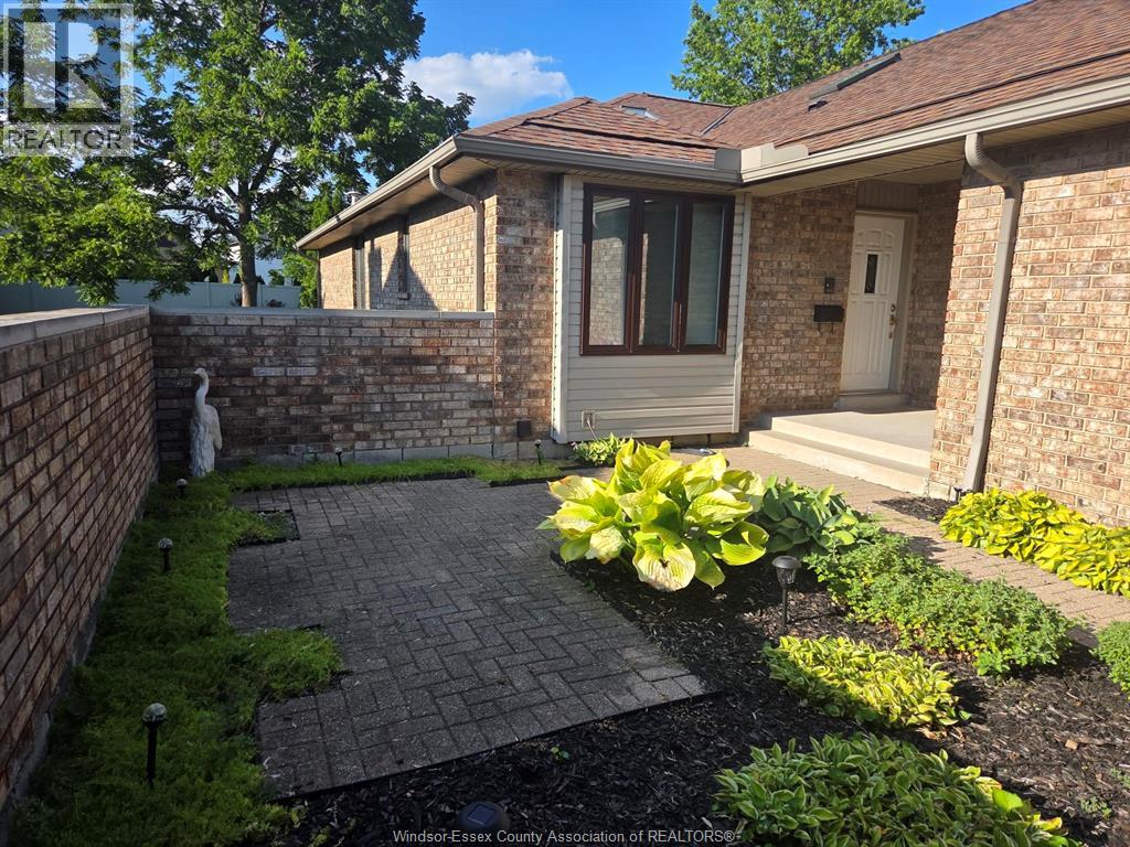 9690 Menard Street, Windsor, Ontario N8P 1G5 - Photo 3 - 26019411