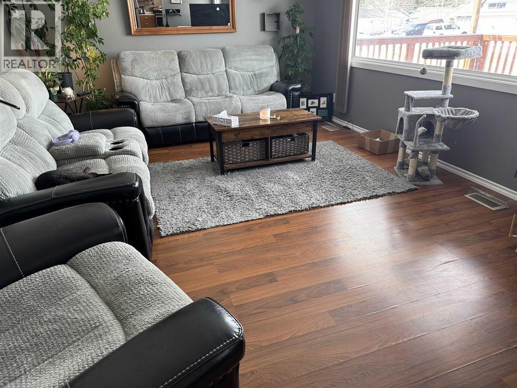 13 Manson Crescent, Mackenzie, British Columbia  V0J 2C0 - Photo 3 - R3153664