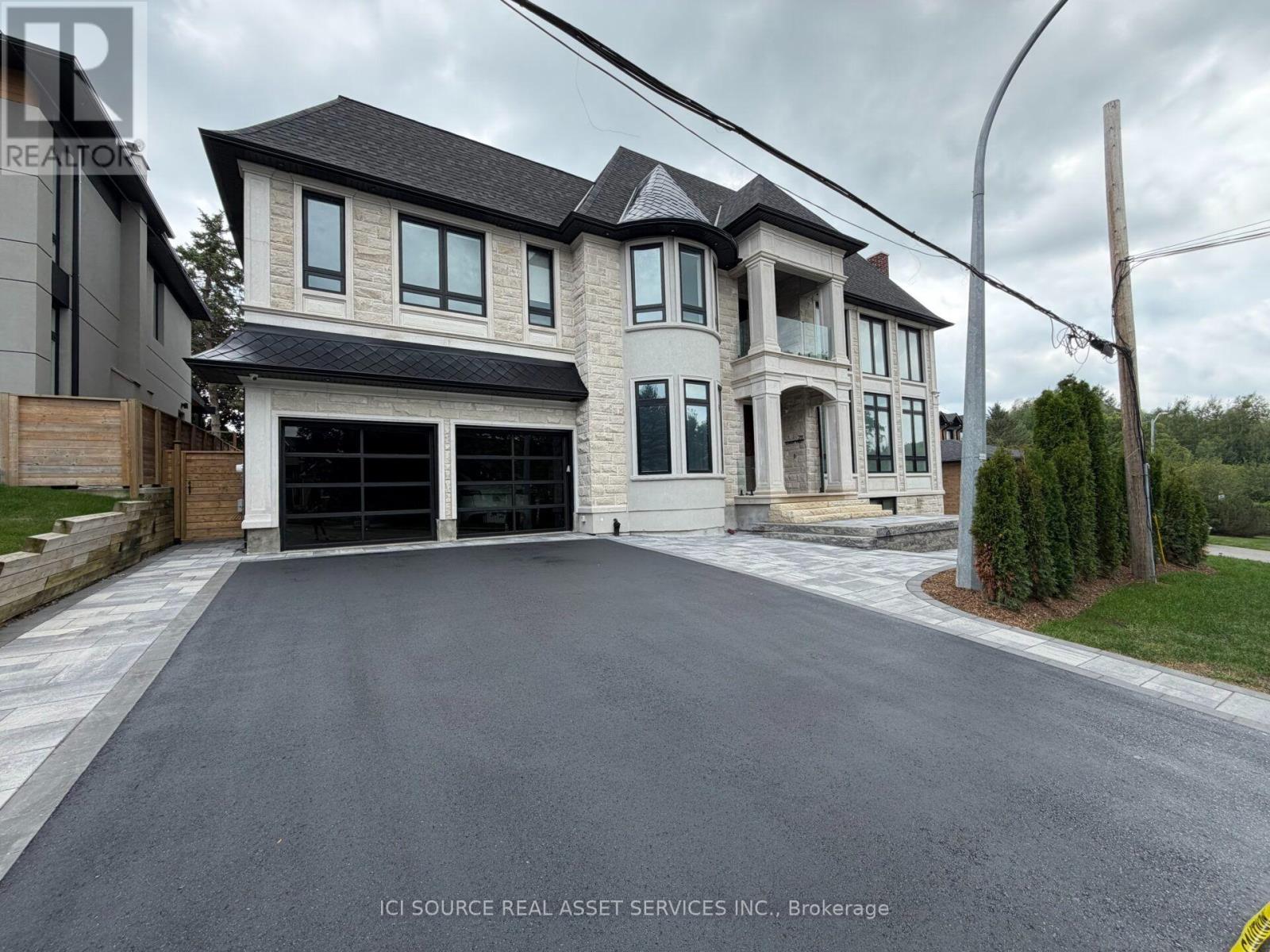 211 Kennedy Street W, Aurora, Ontario L4G 2L9 - Photo 2 - N13633922