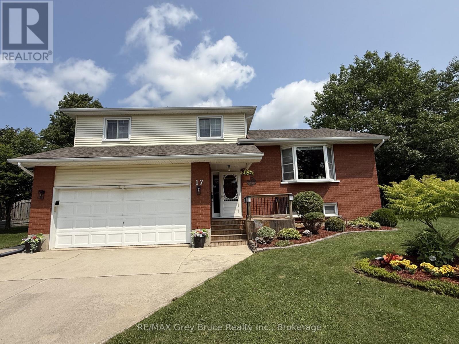 17 ARMSTRONG CRESCENT, Grey Highlands, Ontario