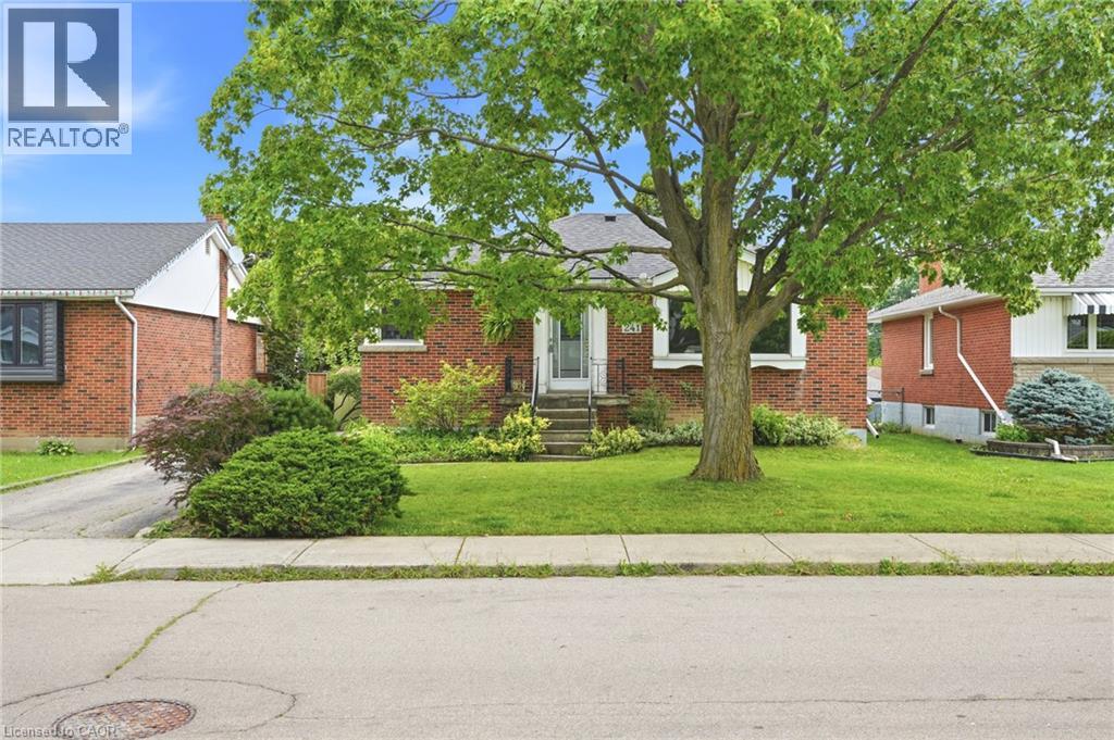 241 East 44th Street, Hamilton, Ontario  L8T 3H7 - Photo 4 - 40854492