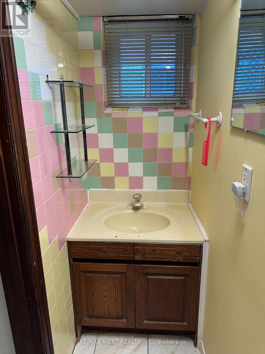 Lower - 28 Snider Avenue, Toronto, Ontario  M6E 4R9 - Photo 13 - W13659276