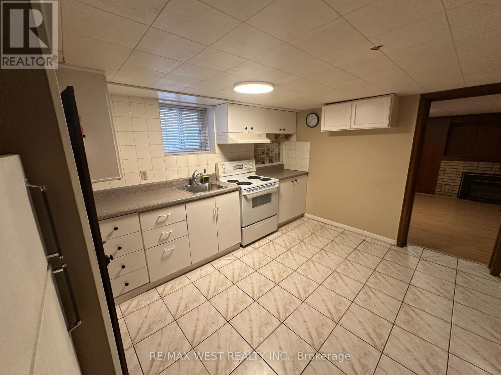 Lower - 28 Snider Avenue, Toronto, Ontario  M6E 4R9 - Photo 2 - W13659276