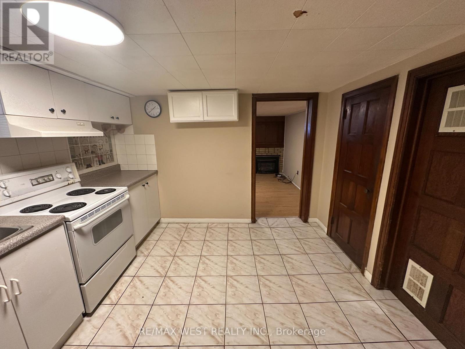 Lower - 28 Snider Avenue, Toronto, Ontario  M6E 4R9 - Photo 3 - W13659276