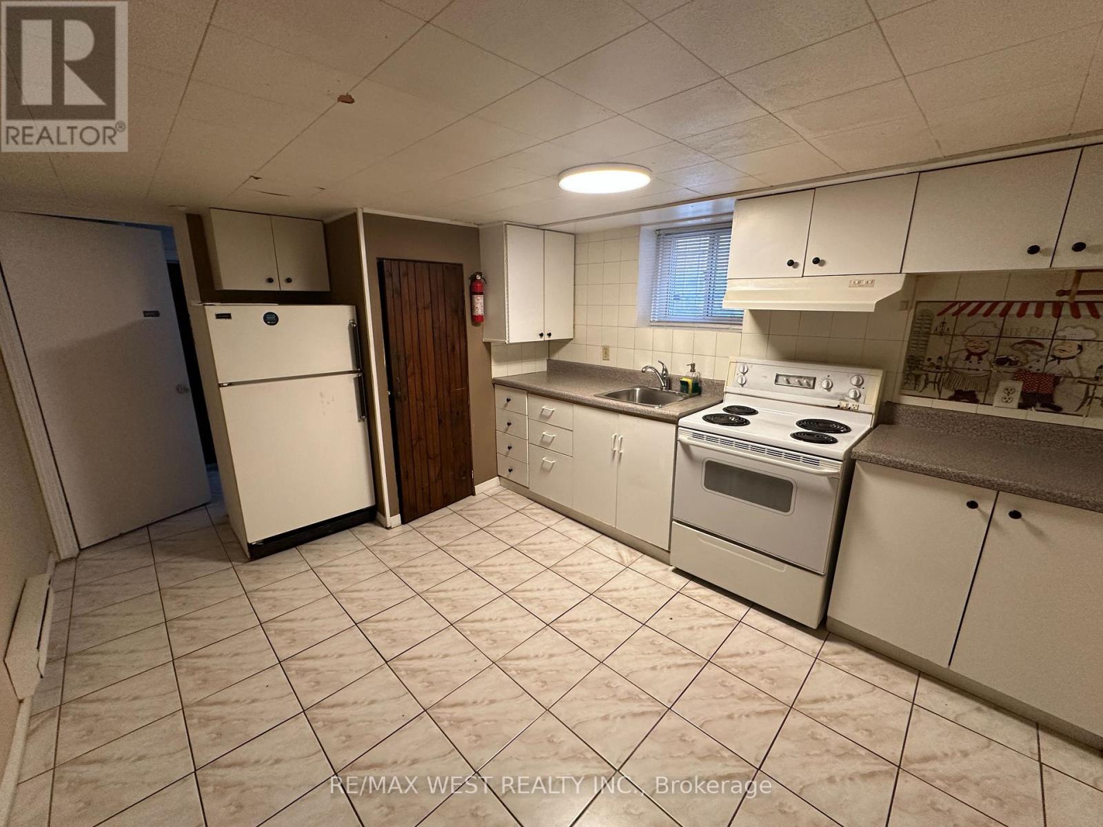 Lower - 28 Snider Avenue, Toronto, Ontario  M6E 4R9 - Photo 4 - W13659276