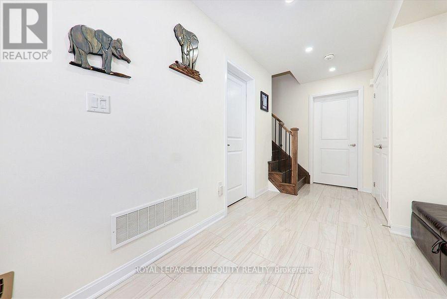 2412 Fall Harvest Crescent, Pickering, Ontario L1X 0G2 - Photo 4 - E13629022