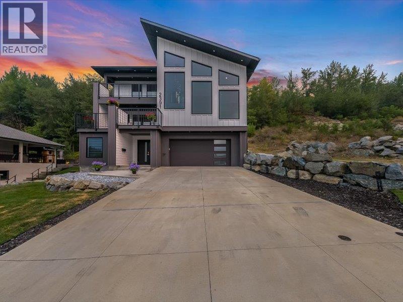 2391 Mcbride Street, Trail, British Columbia  V1R 3A6 - Photo 2 - 10397077