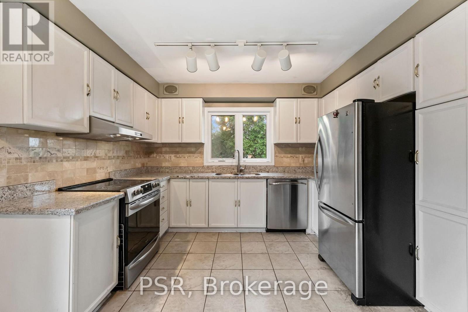 6 Lippincott Court, Richmond Hill, Ontario  L4C 7M5 - Photo 10 - N13658790