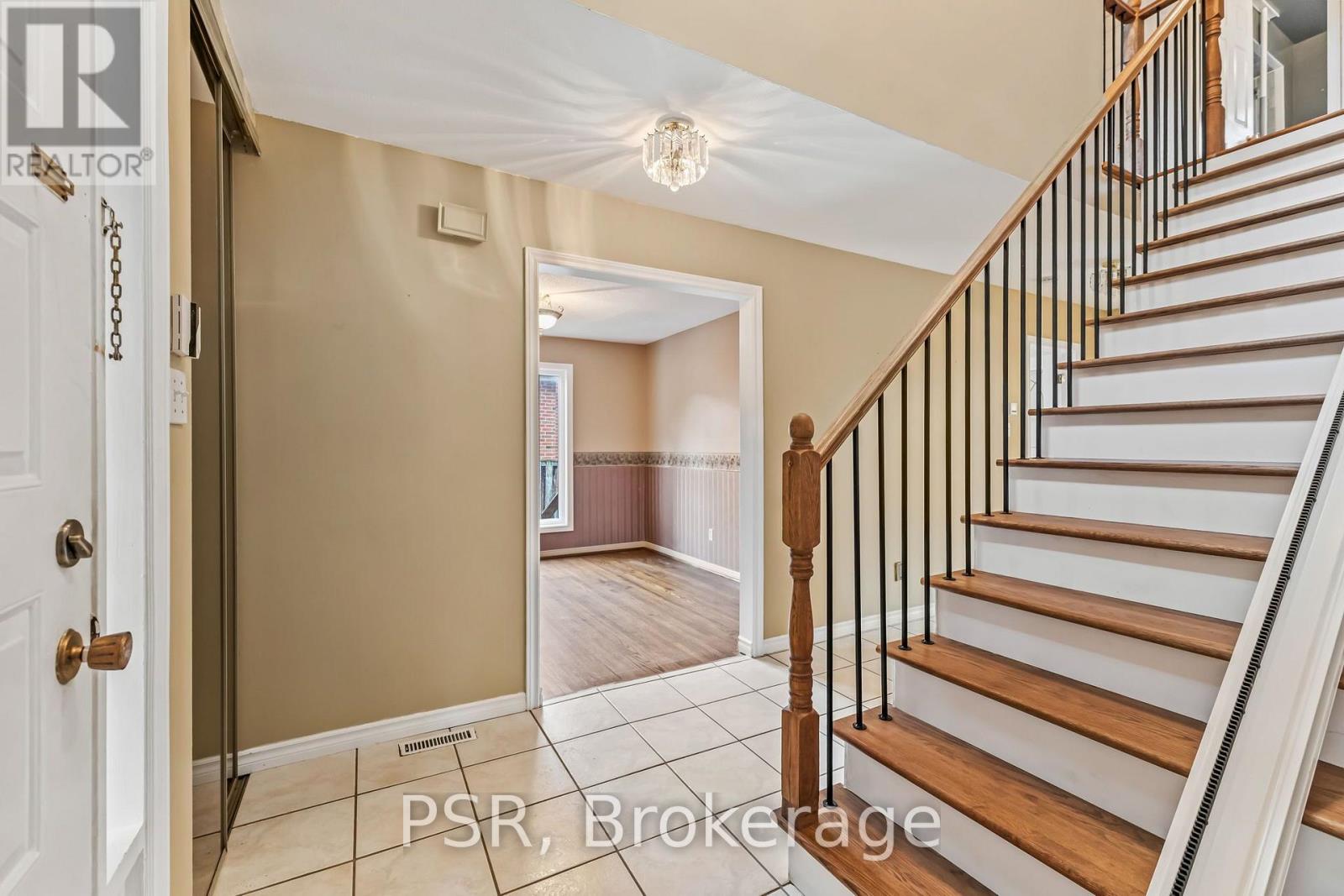 6 Lippincott Court, Richmond Hill, Ontario  L4C 7M5 - Photo 2 - N13658790