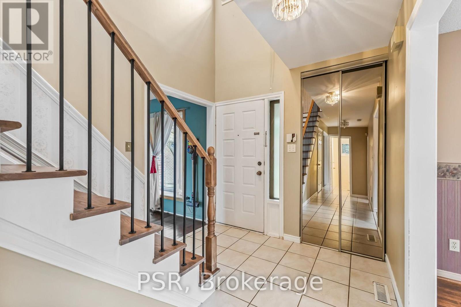 6 Lippincott Court, Richmond Hill, Ontario  L4C 7M5 - Photo 3 - N13658790