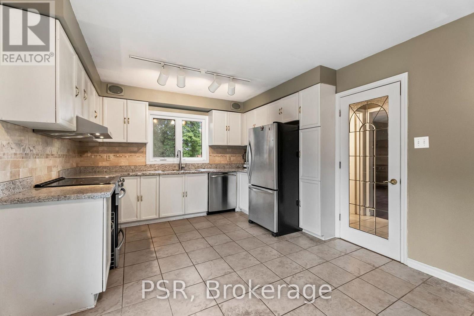 6 Lippincott Court, Richmond Hill, Ontario  L4C 7M5 - Photo 9 - N13658790