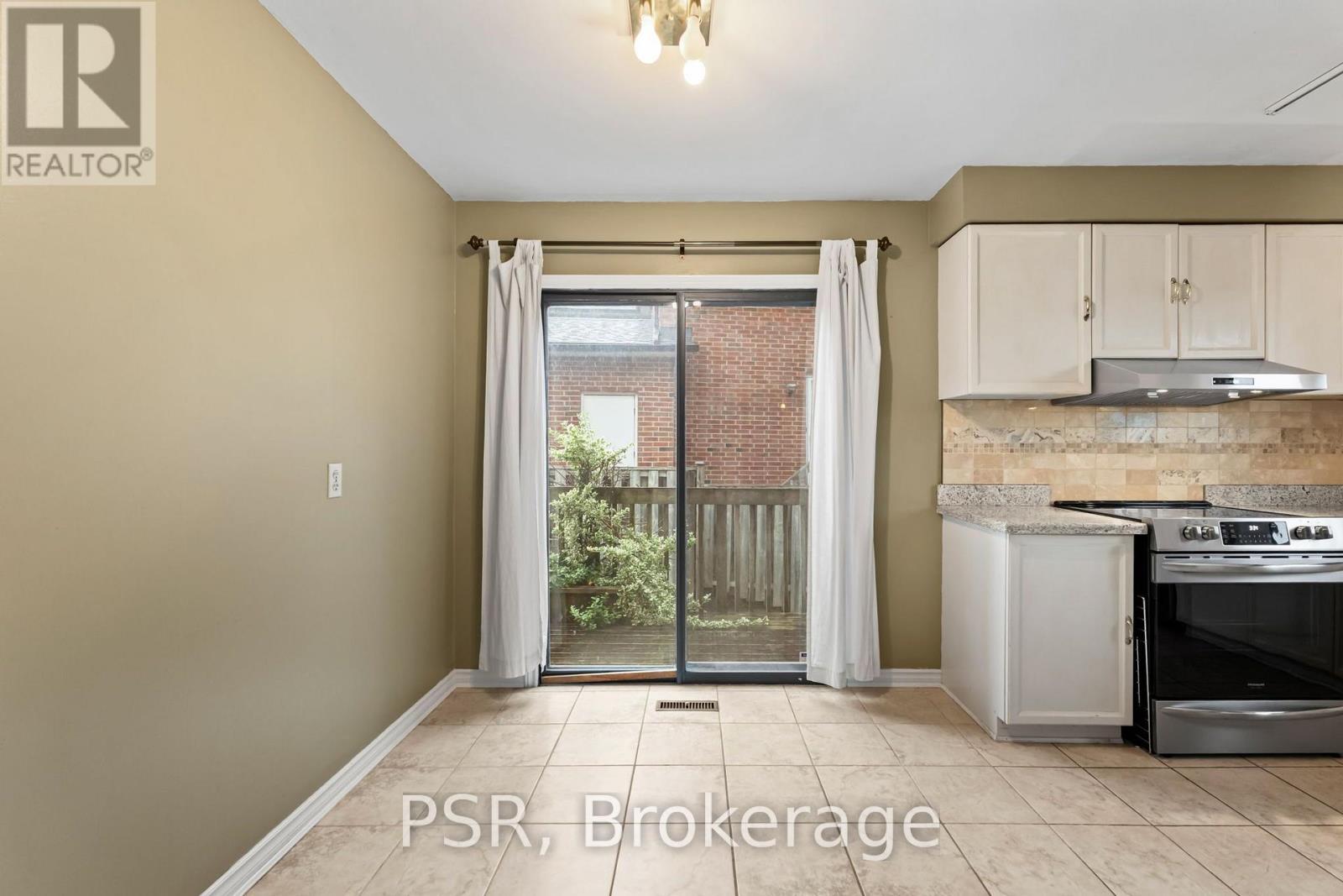 6 Lippincott Court, Richmond Hill, Ontario  L4C 7M5 - Photo 8 - N13658790