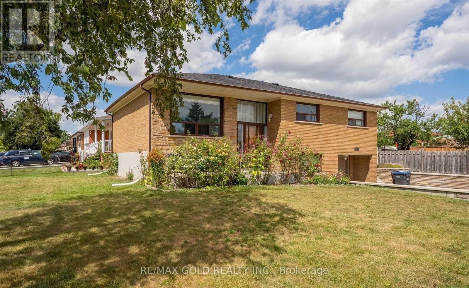 7305 Redstone Road, Mississauga, Ontario  L4T 2B1 - Photo 3 - W13546628