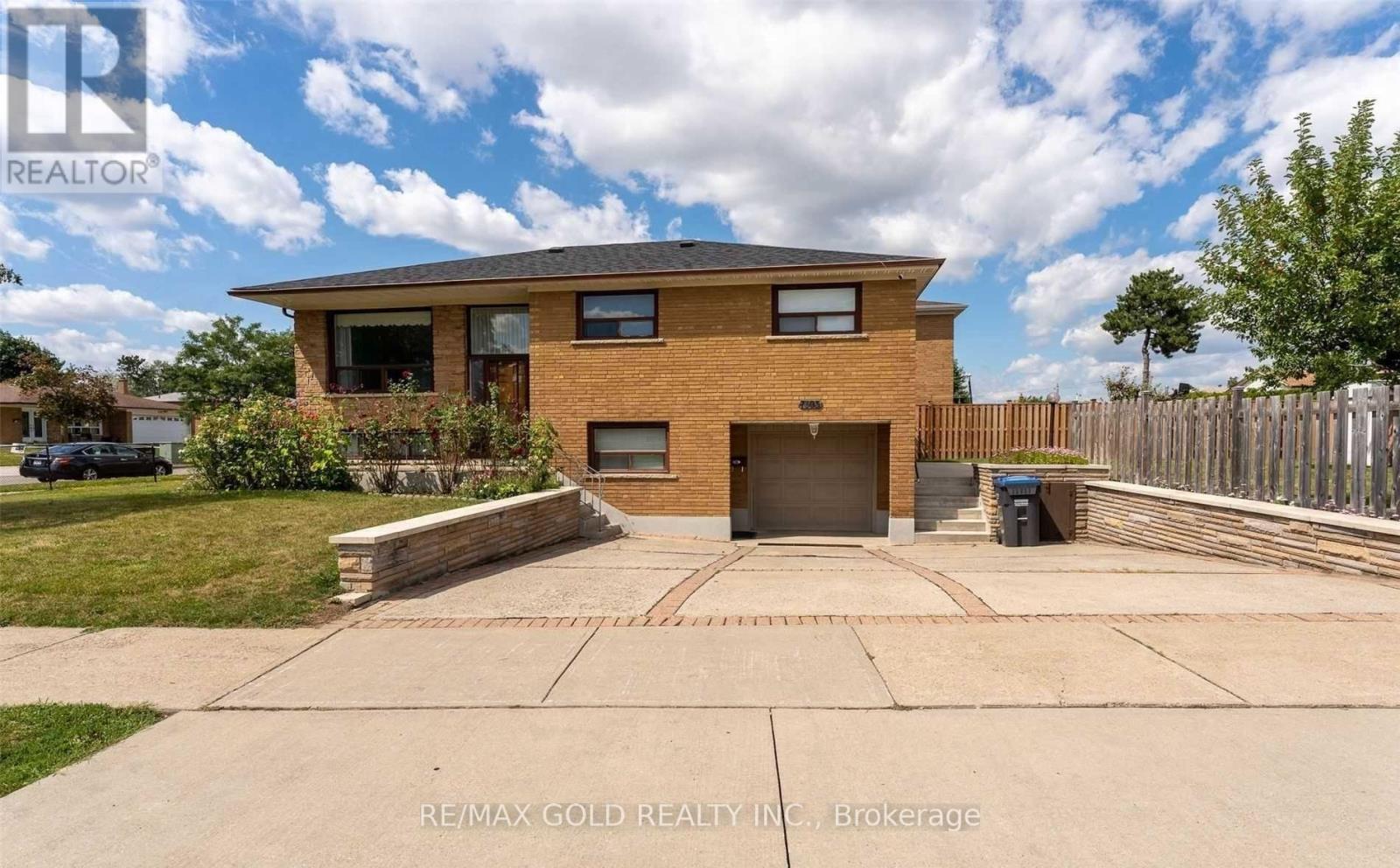 7305 Redstone Road, Mississauga, Ontario  L4T 2B1 - Photo 2 - W13546628