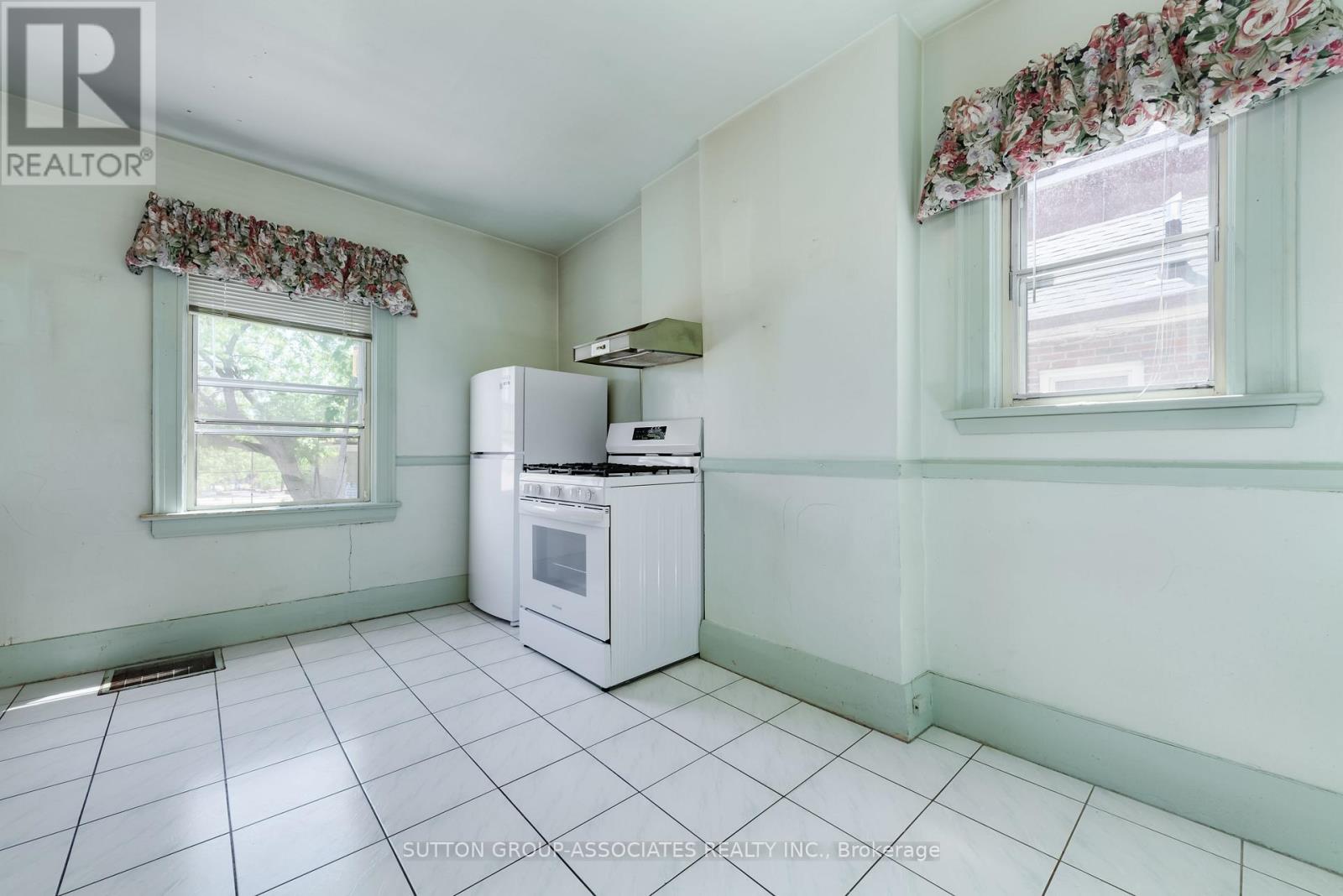 155 Earlsdale Avenue, Toronto, Ontario  M6E 1L3 - Photo 9 - C13659610
