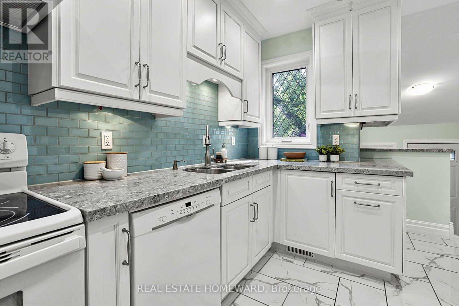 190 Rhodes Avenue, Toronto, Ontario  M4L 3A1 - Photo 11 - E13659570